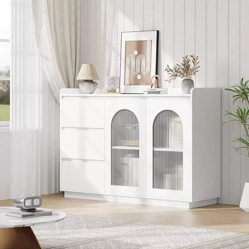 Buffet de 48 po avec 3 tiroirs, portes vitrées et lumières LED, meuble de rangement moderne pour bar à café, cuisine et salle à manger