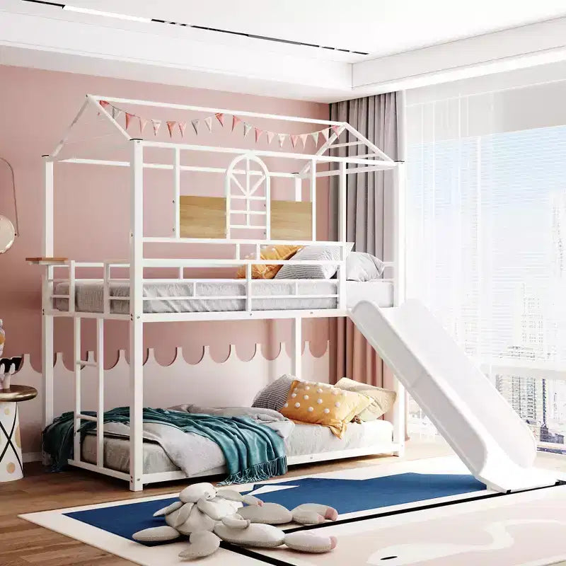 Lit superposé jumeau sur jumeau avec toboggan et échelle, lit superposé au sol en forme de maison avec garde-corps et étagère, blanc