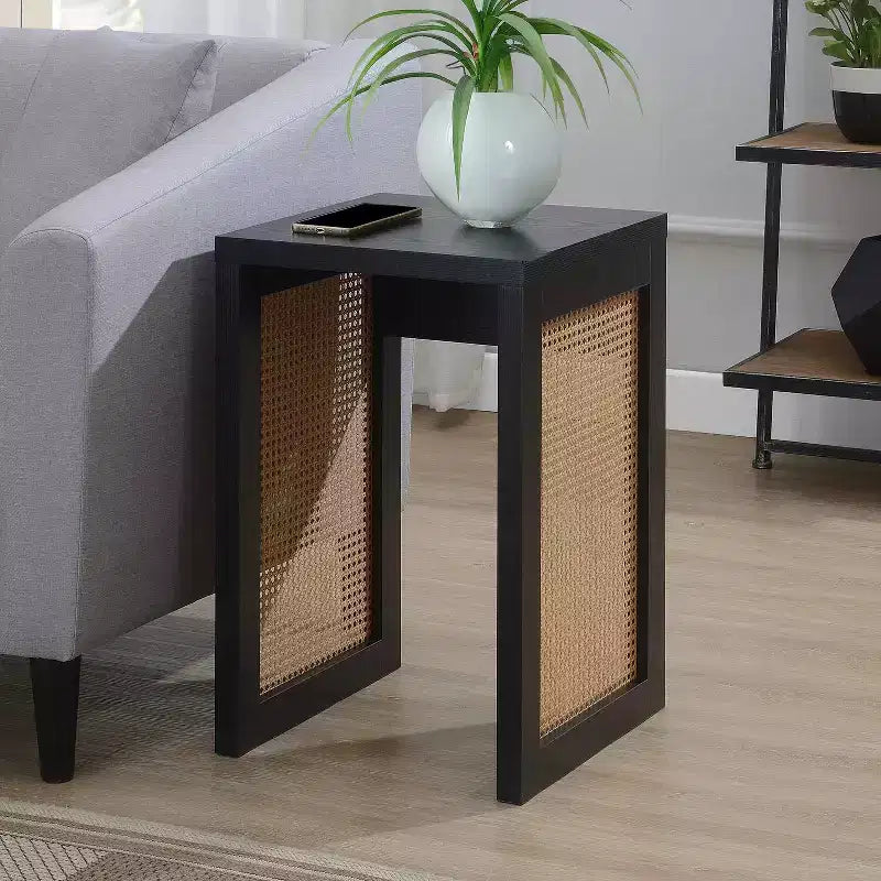 Table d'appoint carrée avec panneaux latéraux en rotin tressé et design bohème moderne pour salon ou chambre à coucher