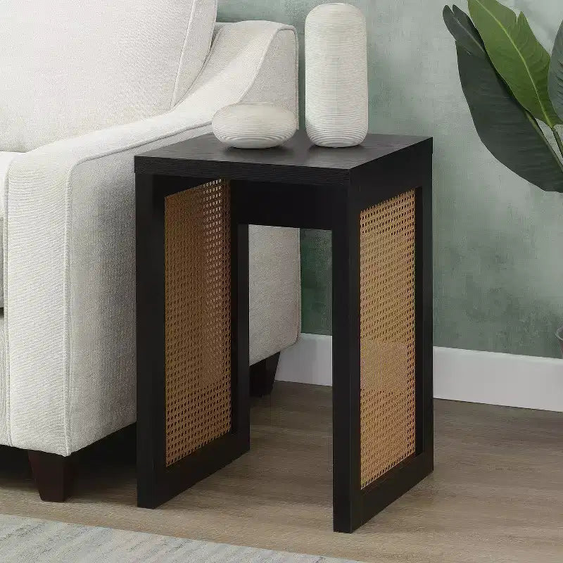 Table d'appoint carrée avec panneaux latéraux en rotin tressé et design bohème moderne pour salon ou chambre à coucher
