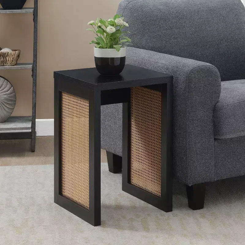 Table d'appoint carrée avec panneaux latéraux en rotin tressé et design bohème moderne pour salon ou chambre à coucher