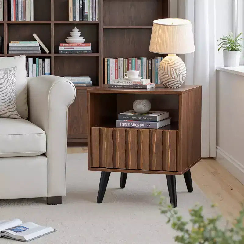 Table de chevet Mid-Century Moderne cannelée de 50 cm avec tiroirs et espace de rangement ouvert, pieds en bois massif, table de chevet en noyer pour chambre à coucher 