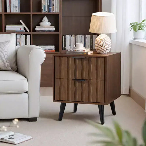 Table de chevet Mid-Century Moderne cannelée de 50 cm avec tiroirs et espace de rangement ouvert, pieds en bois massif, table de chevet en noyer pour chambre à coucher 