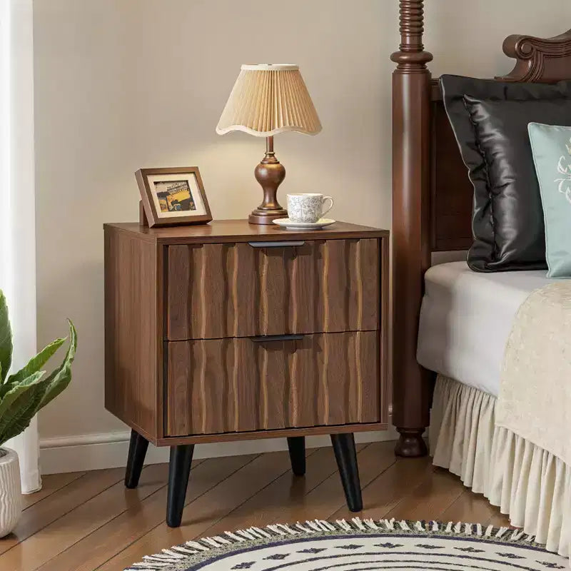 Table de chevet Mid-Century Moderne cannelée de 50 cm avec tiroirs et espace de rangement ouvert, pieds en bois massif, table de chevet en noyer pour chambre à coucher 