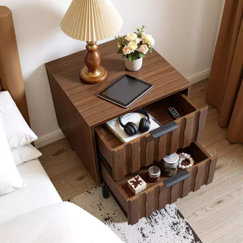 Table de chevet Mid-Century Moderne cannelée de 50 cm avec tiroirs et espace de rangement ouvert, pieds en bois massif, table de chevet en noyer pour chambre à coucher 