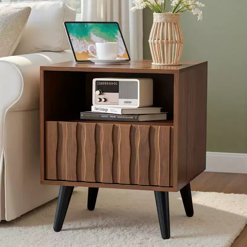 Table de chevet Mid-Century Moderne cannelée de 50 cm avec tiroirs et espace de rangement ouvert, pieds en bois massif, table de chevet en noyer pour chambre à coucher 