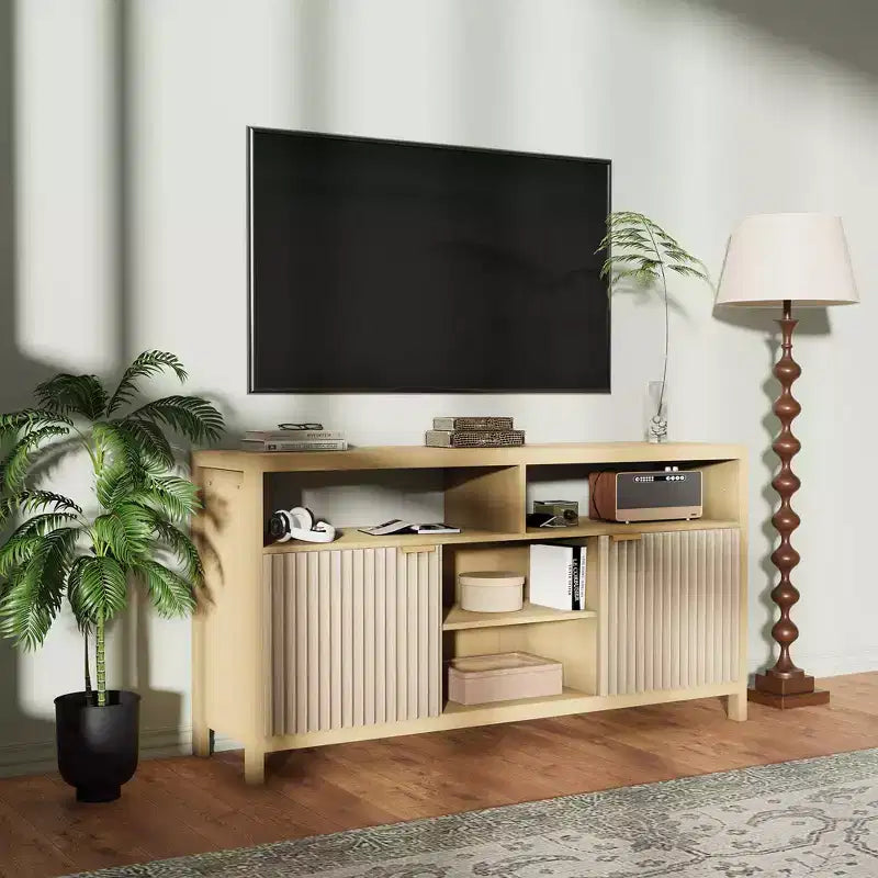 Meuble TV cannelé de 59 po pour téléviseurs jusqu'à 65 po, meuble de divertissement moderne du milieu du siècle avec panneaux ondulés et étagères ouvertes, console multimédia en bois pour chambre à coucher