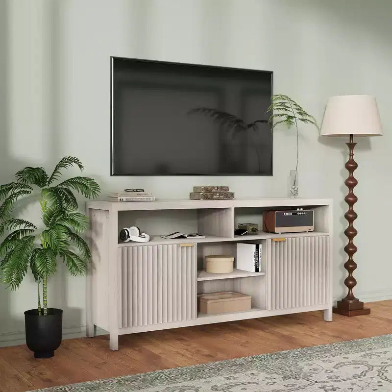Meuble TV cannelé de 59 po pour téléviseurs jusqu'à 65 po, meuble de divertissement moderne du milieu du siècle avec panneaux ondulés et étagères ouvertes, console multimédia en bois pour chambre à coucher