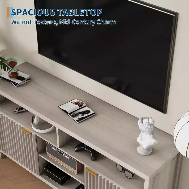 Meuble TV cannelé de 59 po pour téléviseurs jusqu'à 65 po, meuble de divertissement moderne du milieu du siècle avec panneaux ondulés et étagères ouvertes, console multimédia en bois pour chambre à coucher